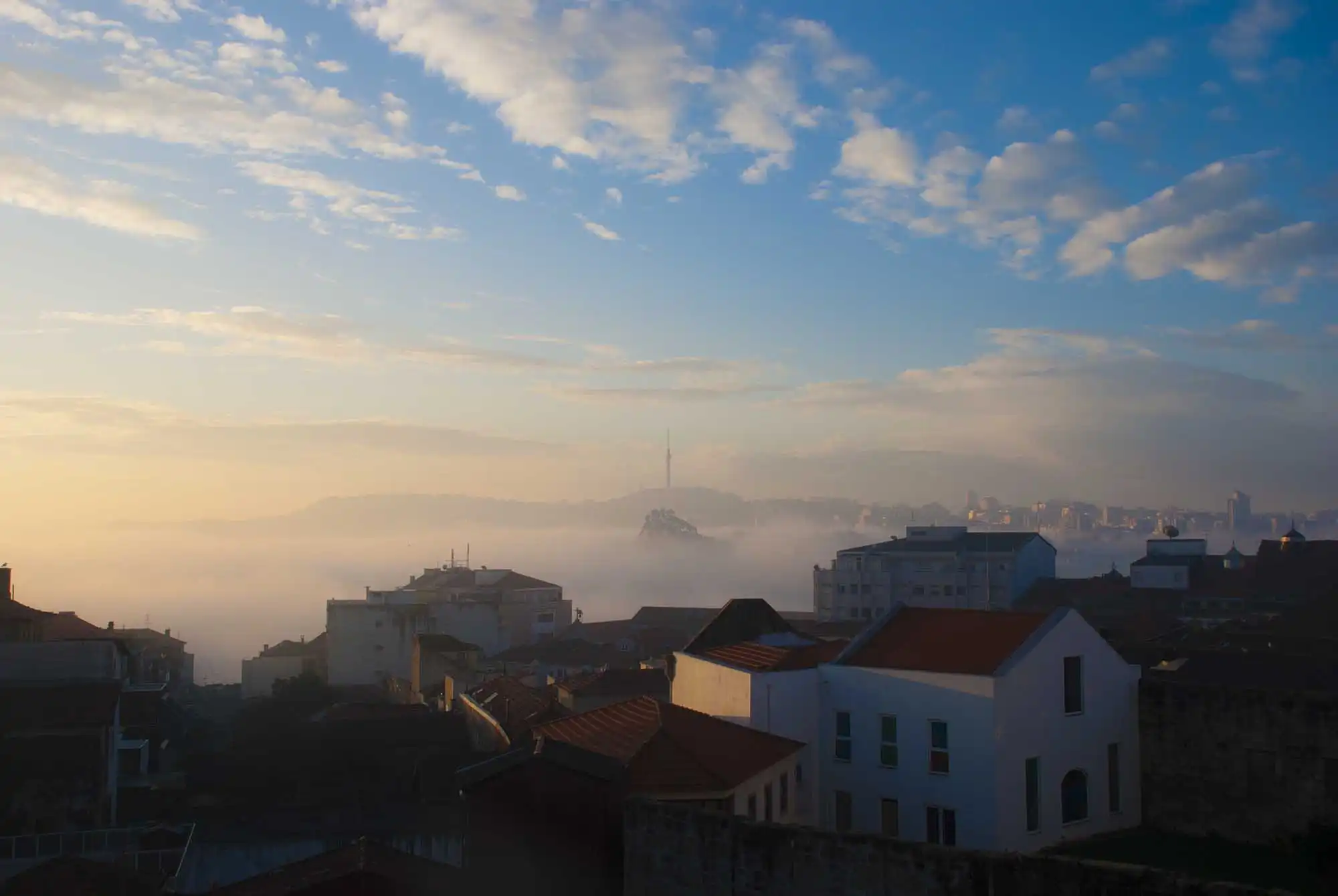 Oporto entre la niebla y la luz del amanecer
