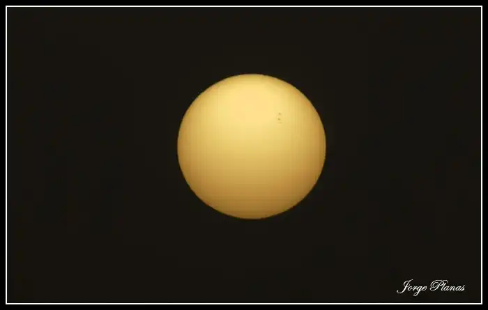 El sol aislado sobre un cielo oscuro