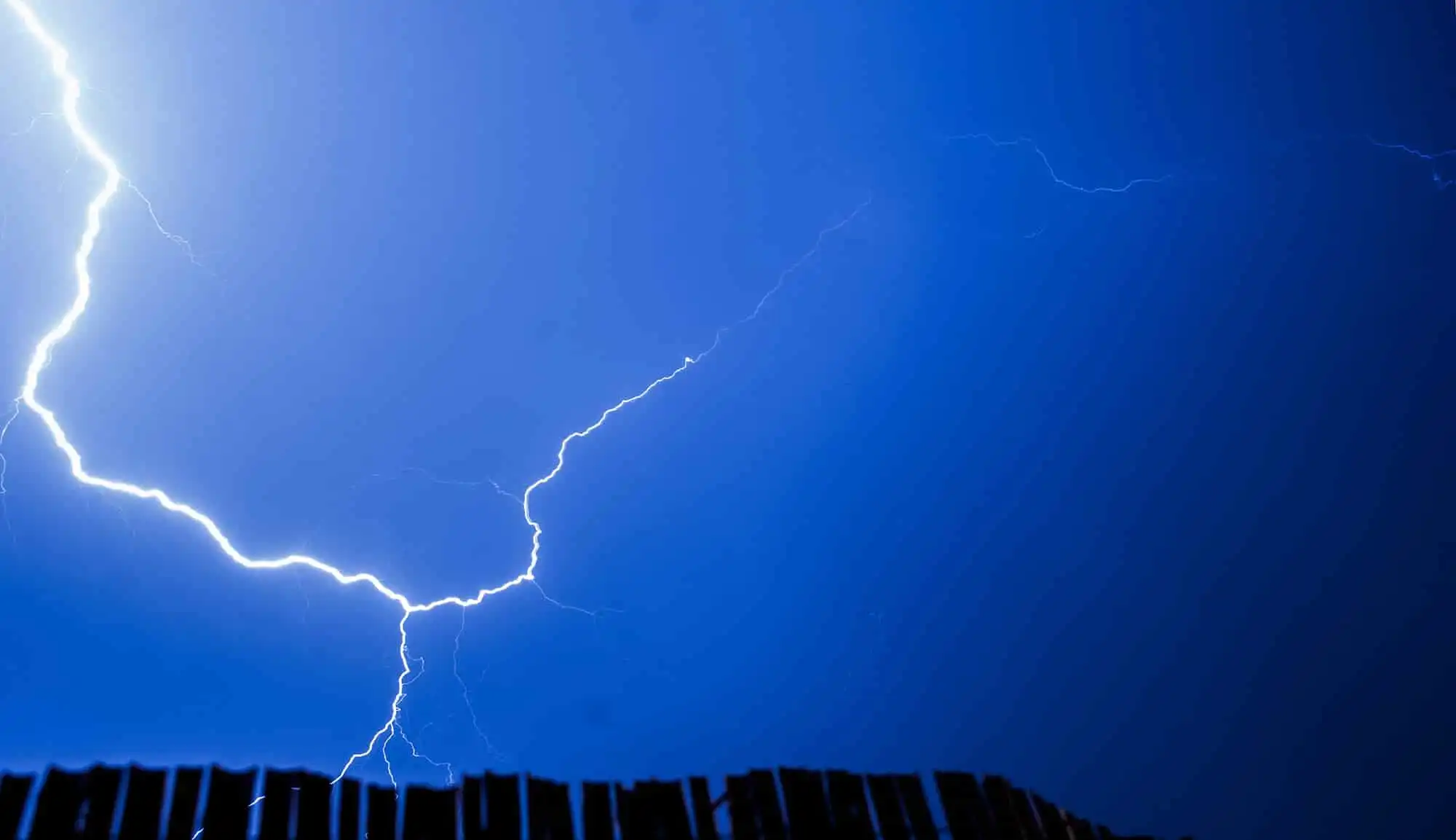 Rayos atravesando un cielo azul durante una tormenta