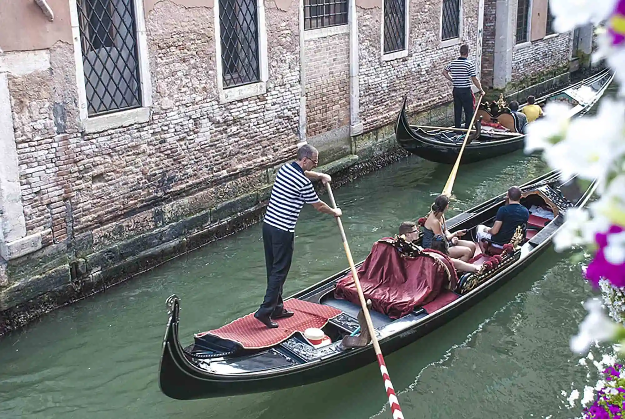 Góndolas navegando por un canal de Venecia